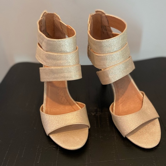 Dress Barn Gold Strappy Heels - Size 6 - Picture 8 of 8